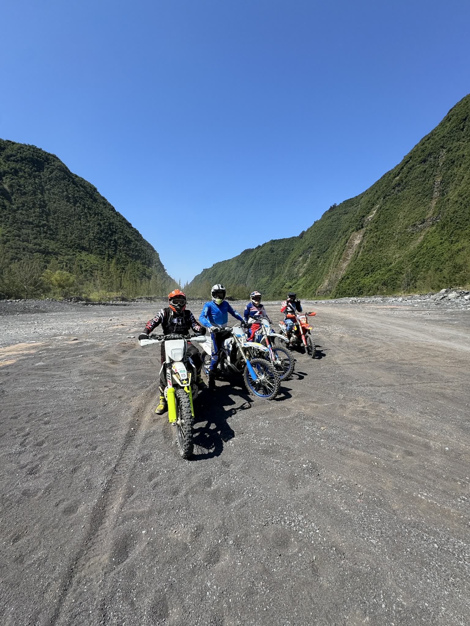 Sortie enduro moto avec vue sur la côte réunionnaise